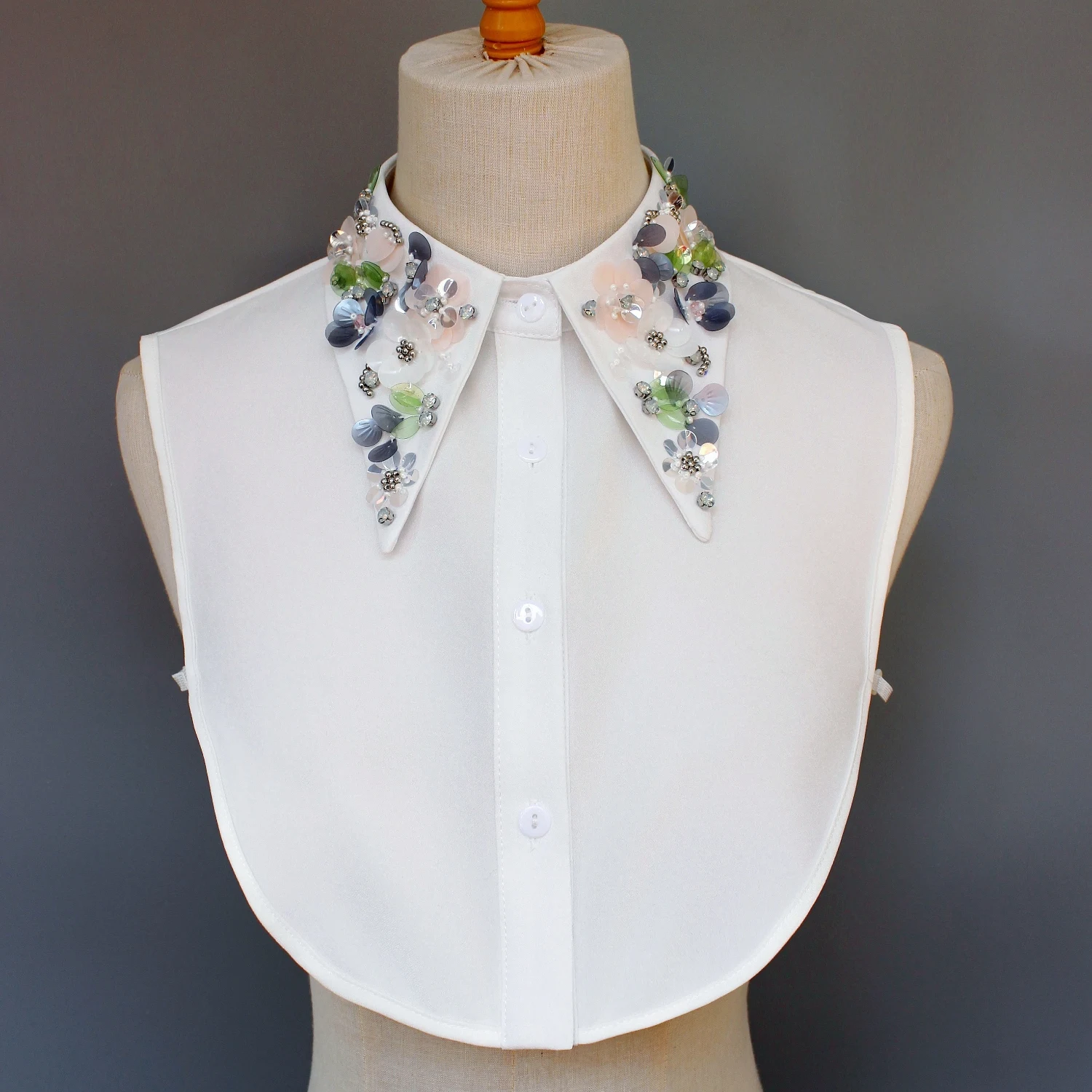 One Piece of Luxurious and Elaborately Crafted False Collar for Ladies. It Features Intricate Beadwork and Sequins, Embodies Th