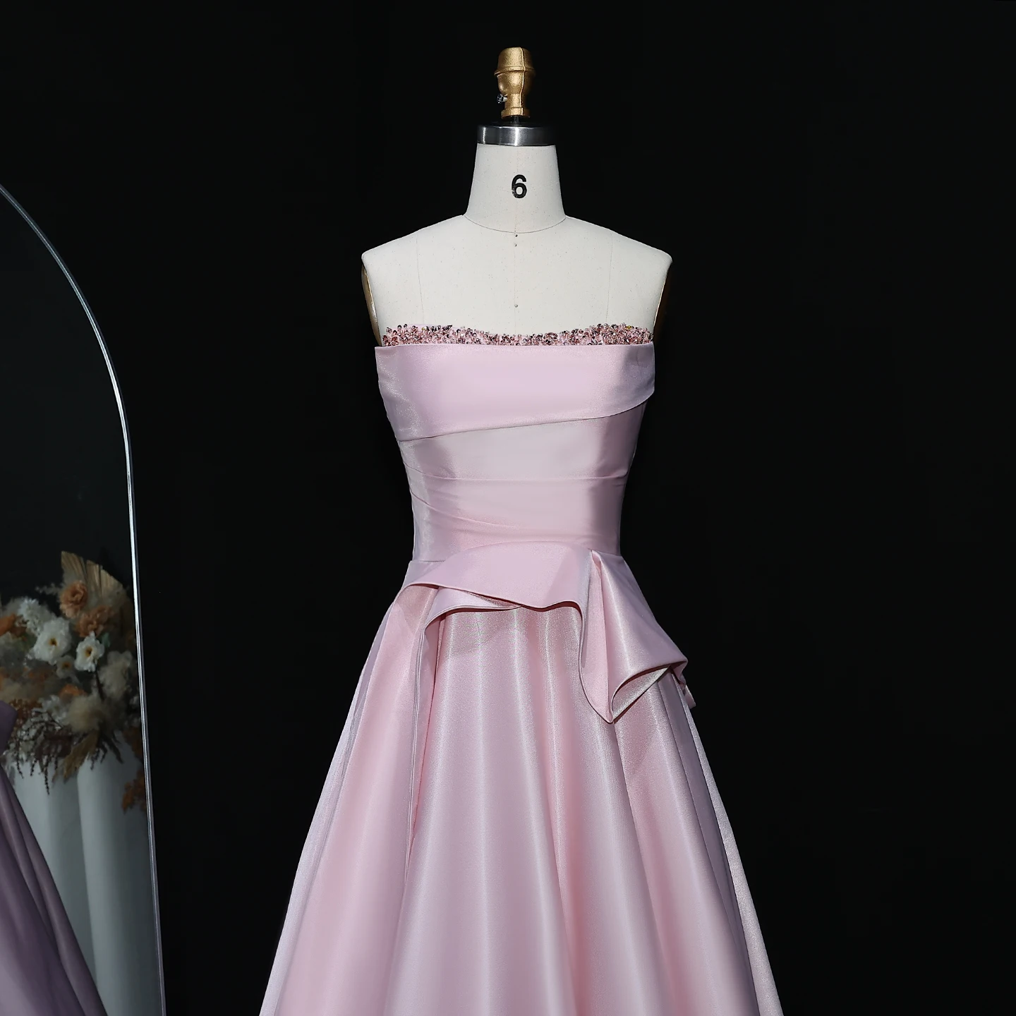 シャロンはエレガントなピンクのビーズのイブニングドレスロングサテンストラップレスオープンバックティアード女性のウェディングパーティードレスSF193カスタマイズ