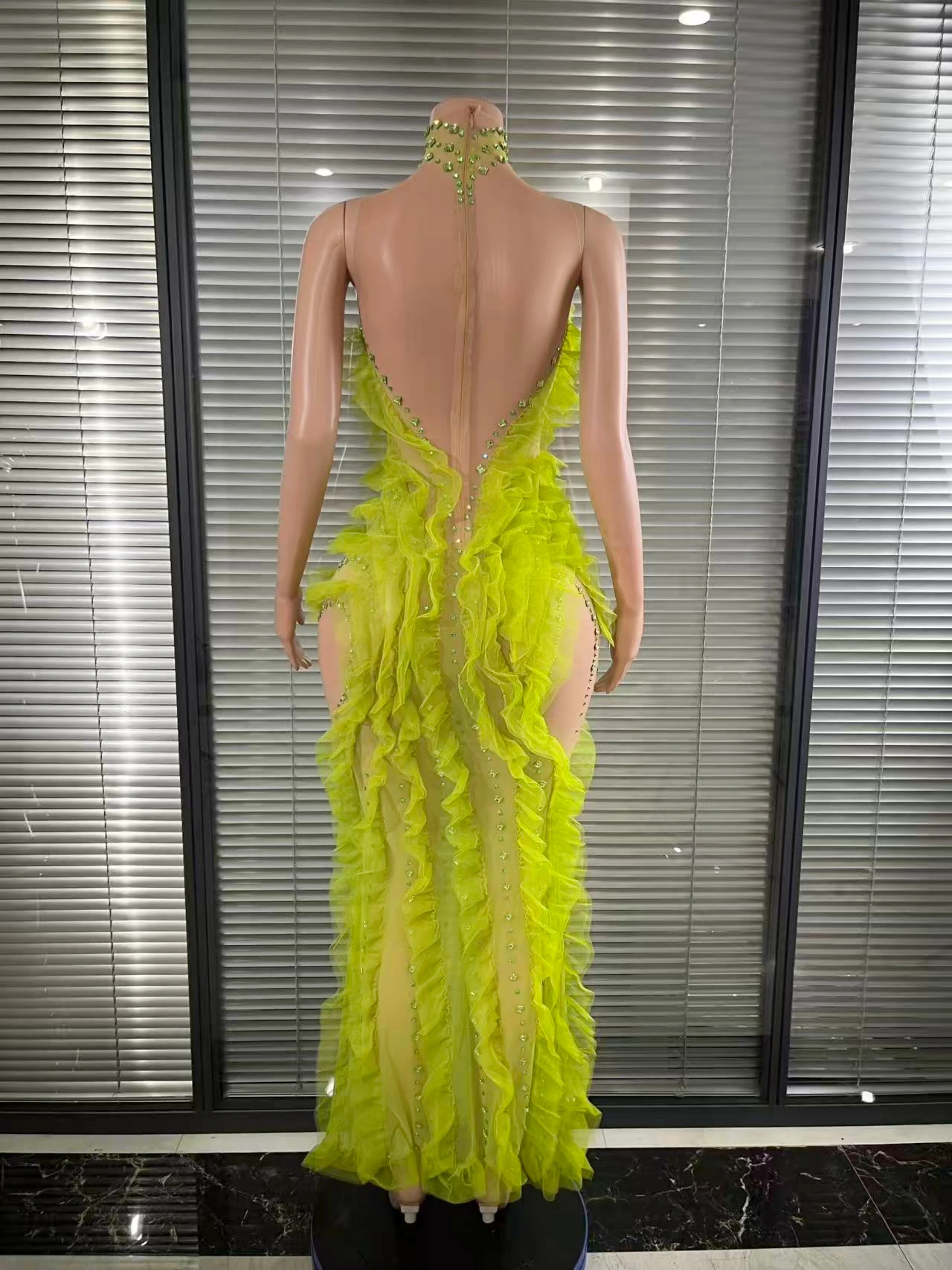 ชุดราตรีงานพรอมสีเขียวลายดอกไม้สุดหรู ดีไซน์ไฮโลว์ แต่งระบายดอกไม้ สำหรับงานพิธีการ งานเลี้ยงน้ำชายามบ่าย และงานกาล่า