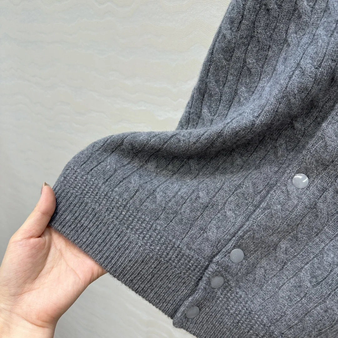 Abrigo de cachemira: un solo pecho, elegante, favorecedor de figuras, suave en la nube, pares con cualquier cosa. 2025 verano mujer nuevo caliente