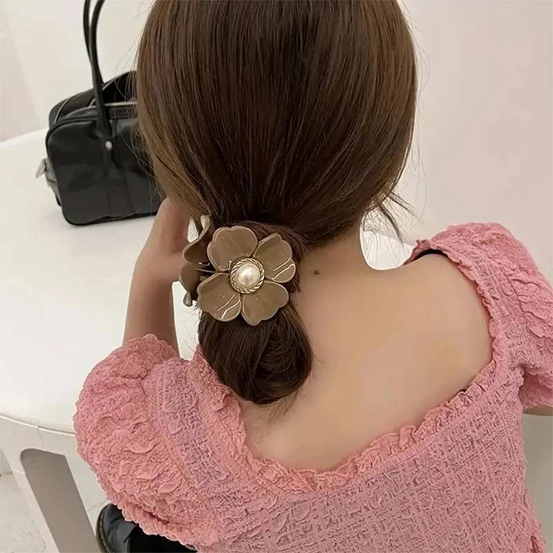 Pinzas para el cabello coreanas, pinzas para el cabello con perlas de imitación de flores simples, Clip de agarre brillante para mujer, accesorios para el cabello elegantes para personas mayores