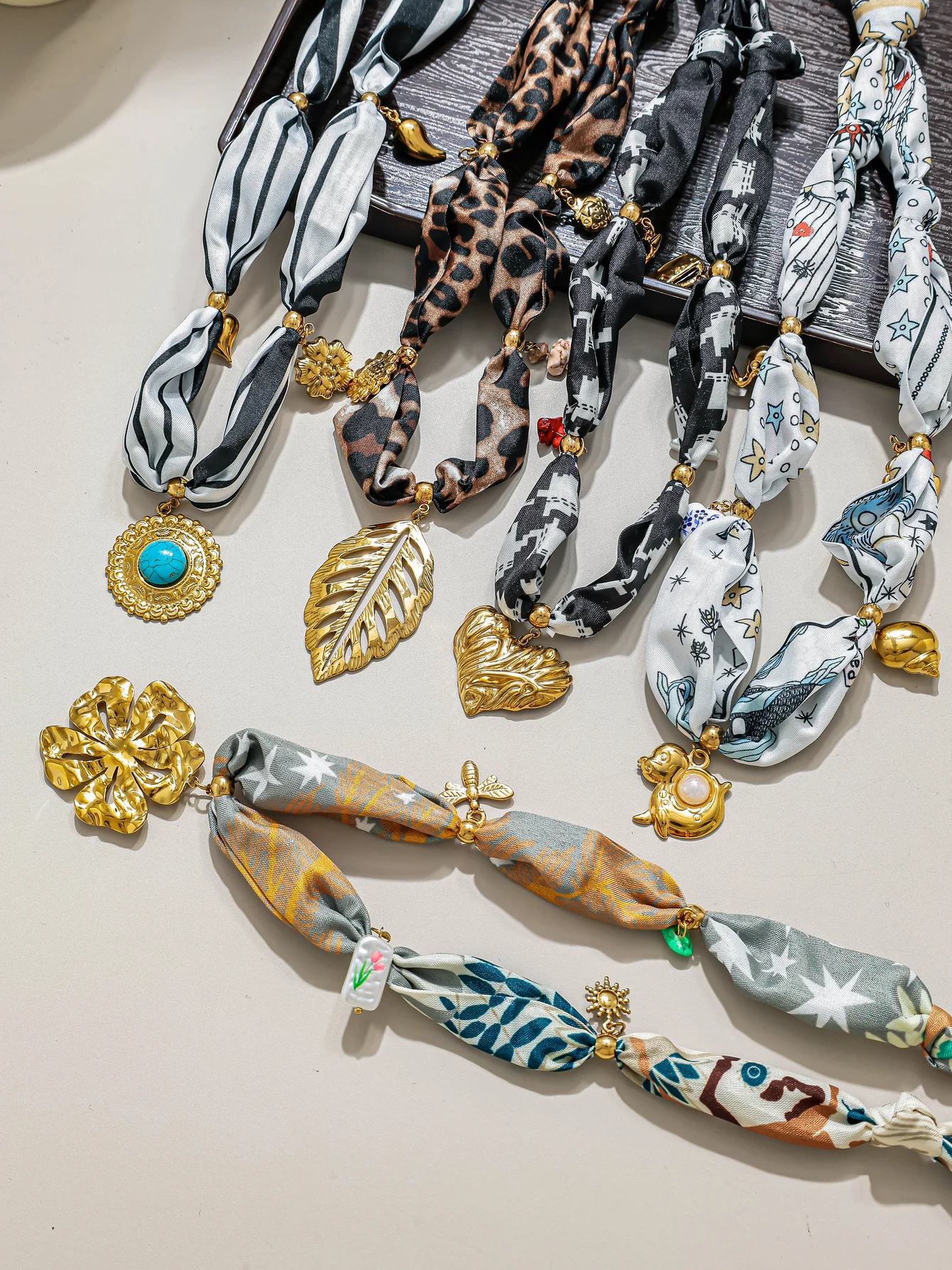 

Creative Bohemian style flower pendant, stainless steel vintage natural stone fabric scarf necklace, women's jewelry gift.