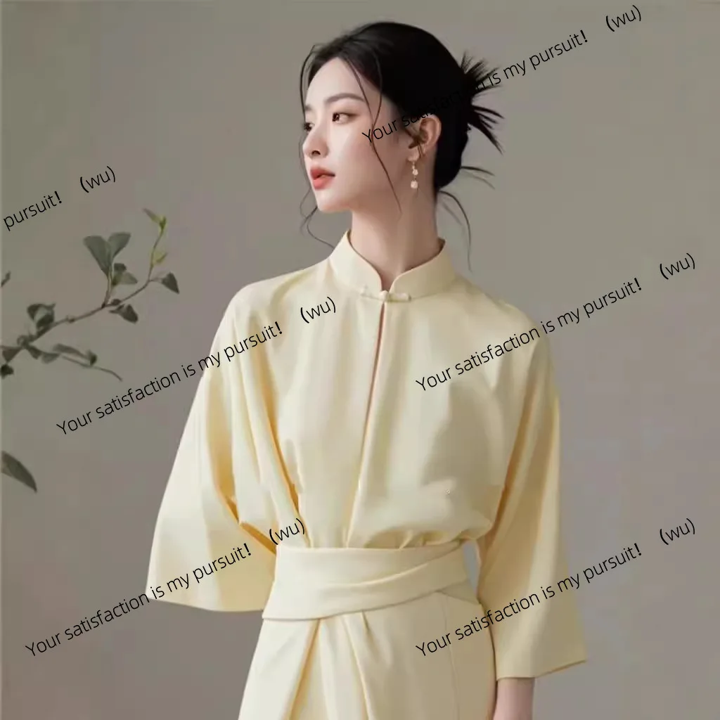ชุดเดรสสีเหลืองสไตล์จีนใหม่สำหรับผู้หญิง ช่วงต้นฤดูใบไม้ร่วง หรูหราเบาๆ ระดับไฮเอนด์ เหมาะสำหรับโอกาสที่เป็นทางการ ให้ลุคสง่างาม