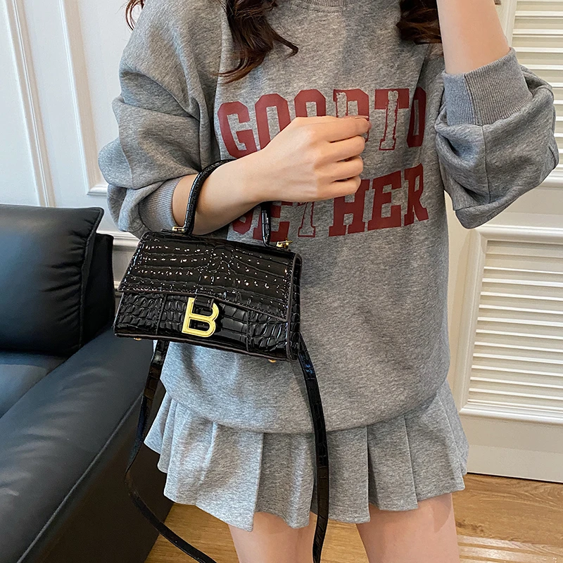 Trendy women's chain strap crossbody bag, fashionable handbag, classic women's shoulder bag with elegant designer letter logo