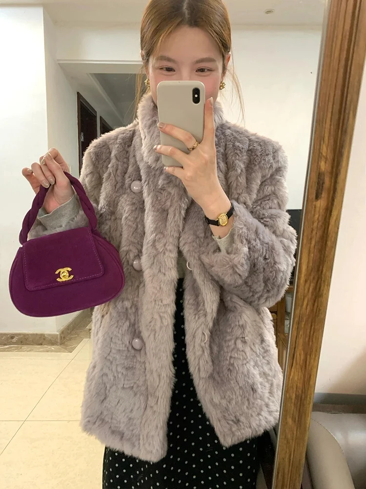   Cappotto in Pelle Scamosciata Ort Thiened 2025 Nuovo Stile Femminile Caldo e Soffice con Decorazione a Bottoni