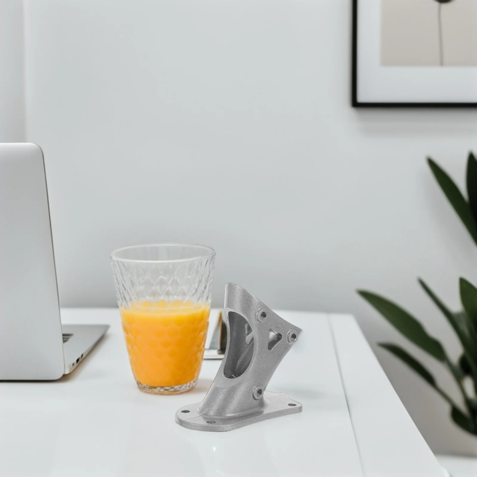 

Wall Mounted Flagpole Holder Heavy Duty Aluminum Alloy Dual Hole Outdoor Flag Bracket for Commercial Use