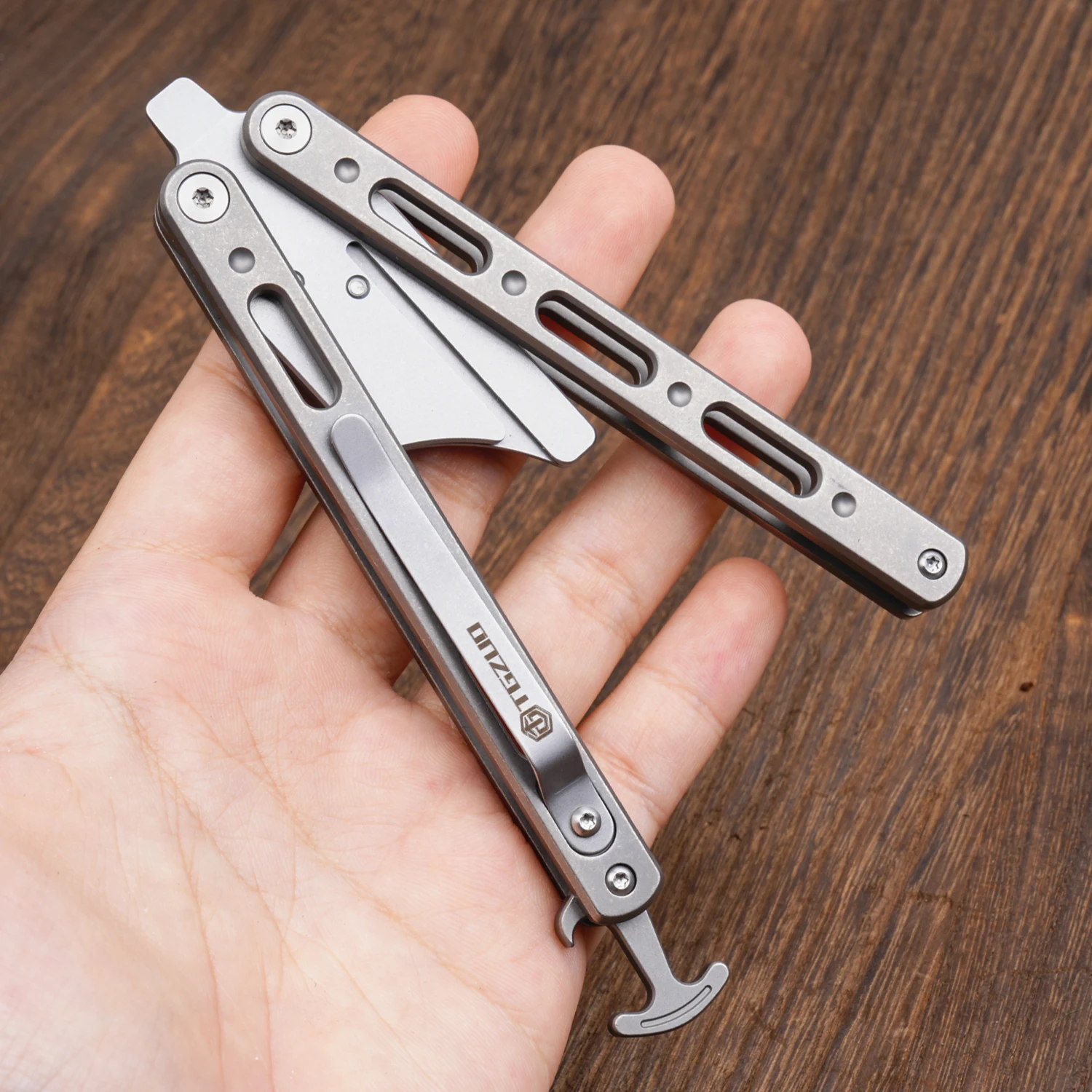 

Multifunctional Titanium Folding Tool，Shipping without blades，Carry a pen clip with you