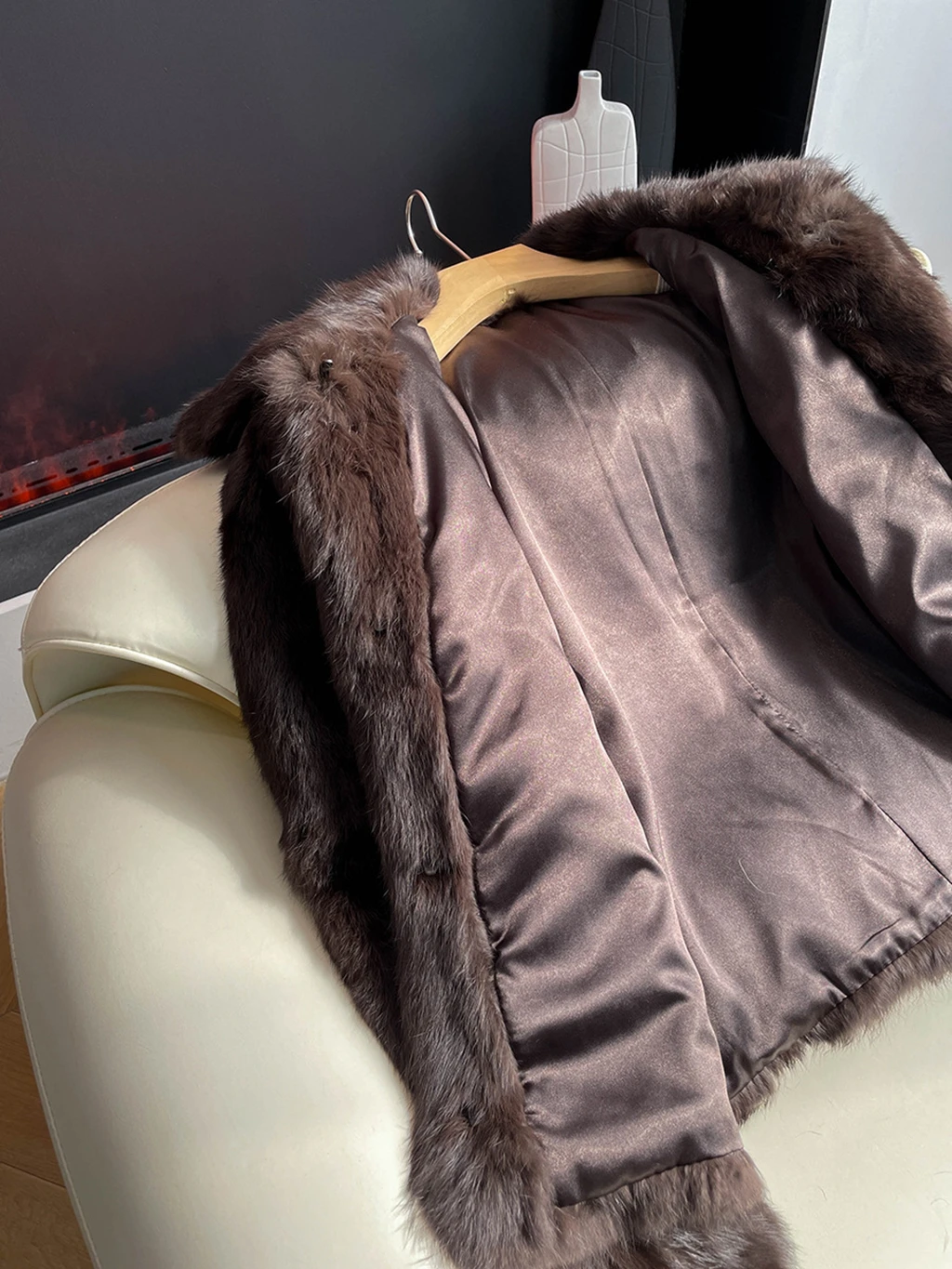 Abrigo de piel de conejo de cuero entero color café, cuello alto corto para mujer, ropa de invierno estilo antiguo Qian 2025