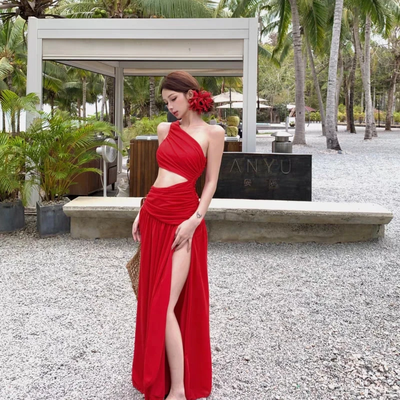 Vestido maxi feminino vermelho com ombro inclinado, sem mangas, linha A, com design sentido vazado e detalhes de fenda, ideal para o verão à beira-mar