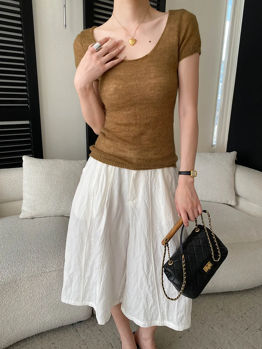 Sommerliche Damen-Freizeithose in einfarbigem Design mit lockerem Schnitt und hohem Bund und weitem Bein. – Detail 12