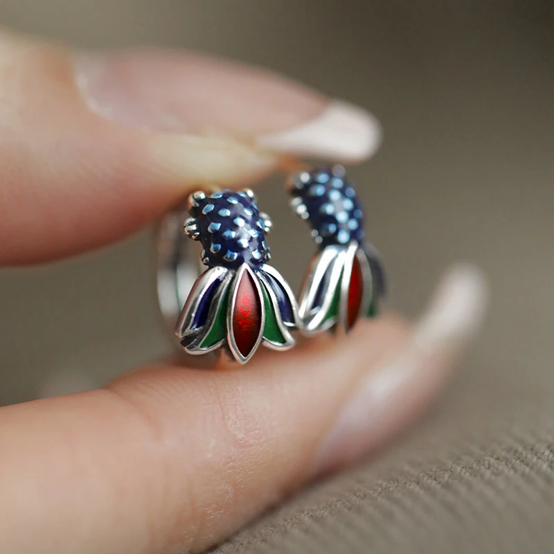 Huitan Nouvelles Boucles d'oreilles créoles vintage en émail coloré en forme de poisson pour femmes, plaquées argent, petites boucles d'oreilles circulaires en forme de poisson rouge, bijoux pour le quotidien et les fêtes