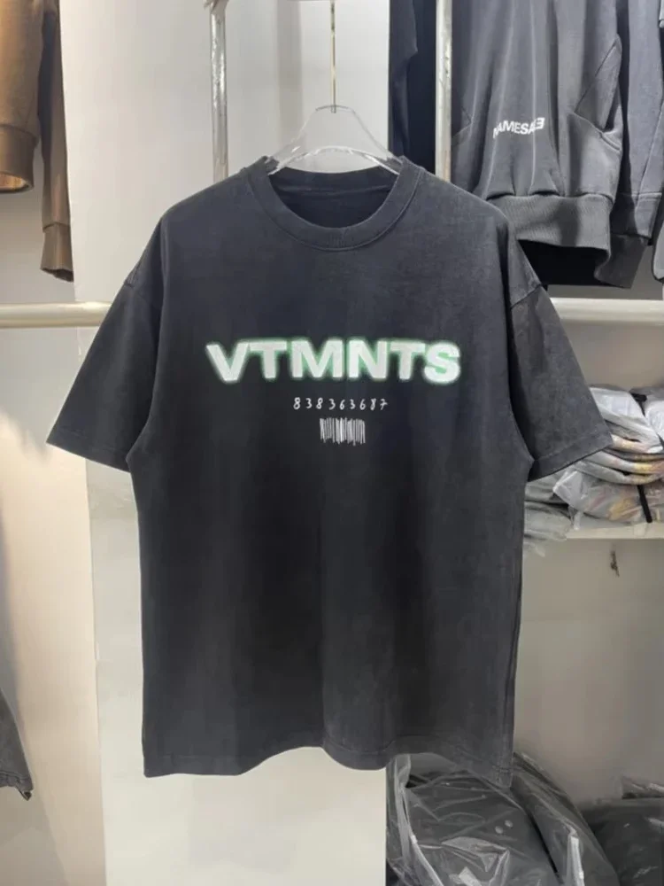

2025 VTMNTS Промытая футболка в стиле ретро, унисекс, свободная трендовая футболка с принтом, удобный топ с круглым вырезом и короткими рукавами в стиле ретро с буквенным принтом