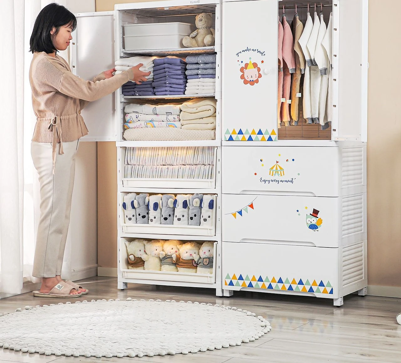 خزانة تخزين بباب كبير جدًا للأطفال الصغار سميكة وبسيطة