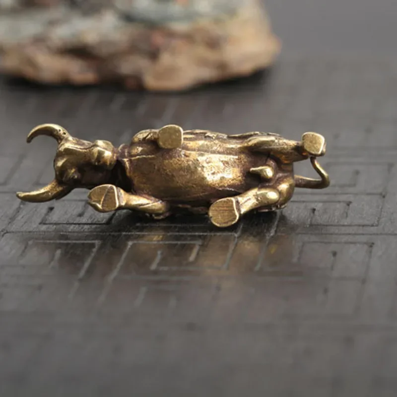 Mini Brass Wealth Bull Figurine Pendant Vintage Feng Shui Ornament Metal Animal Statue for Home Desktop Decoration Ornament