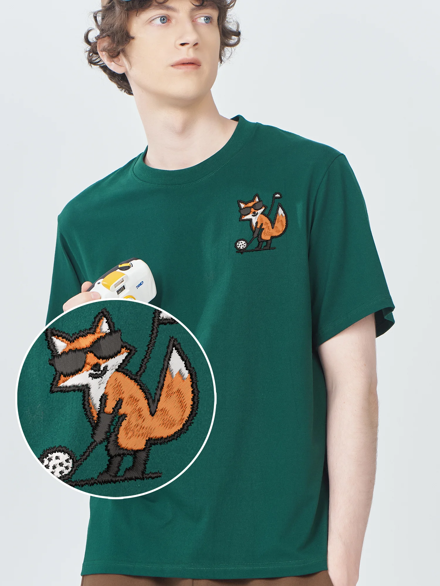

Cool Fox Playing Golf Embroidered T-Shirt Cotton Graphic Tees Fashionable And Trendy Embroidery New Shirts And T-Shirts