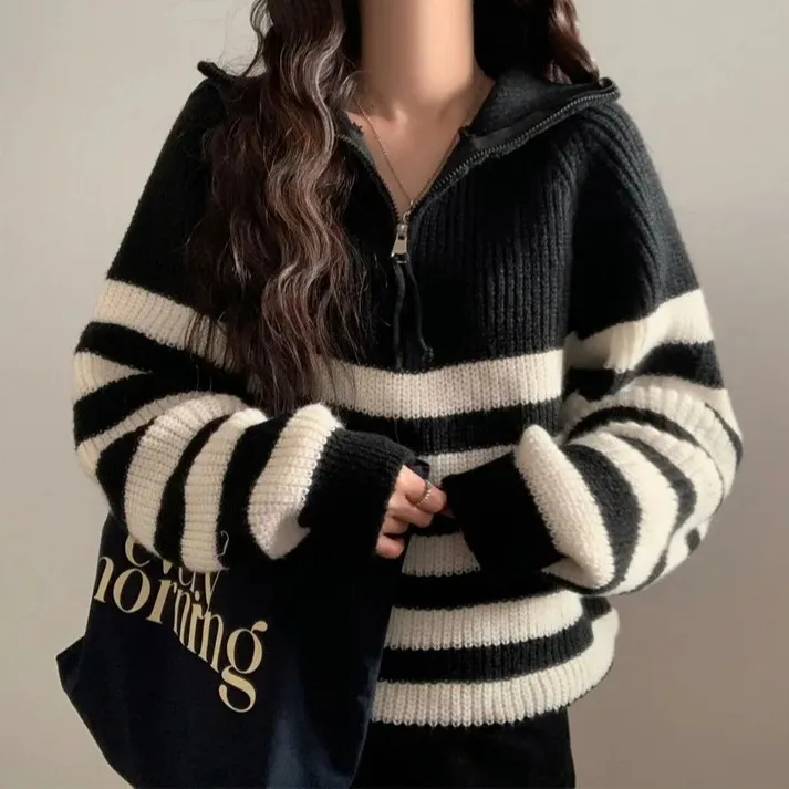 เสื้อสเวตเตอร์ผู้หญิงสไตล์ลำลองสำหรับฤดูใบไม้ร่วงและฤดูหนาว ทรงหลวม คอปกใหญ่ ลายทาง ผ้าถักอุ่นสบาย เหมาะสำหรับใส่เที่ยวหรือเดินทางไปทำงาน