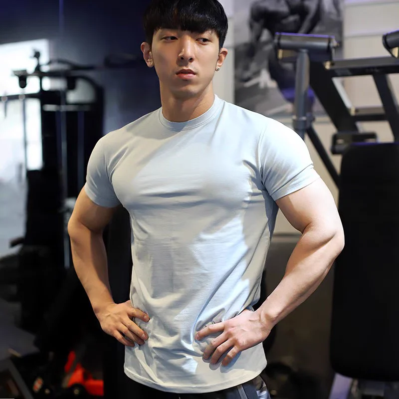 

Новая летняя мужская спортивная футболка Slim Fit с коротким рукавом, эластичная, быстросохнущая, для фитнеса, подчеркивающая мускулатуру, универсальная, из чистого хлопка.