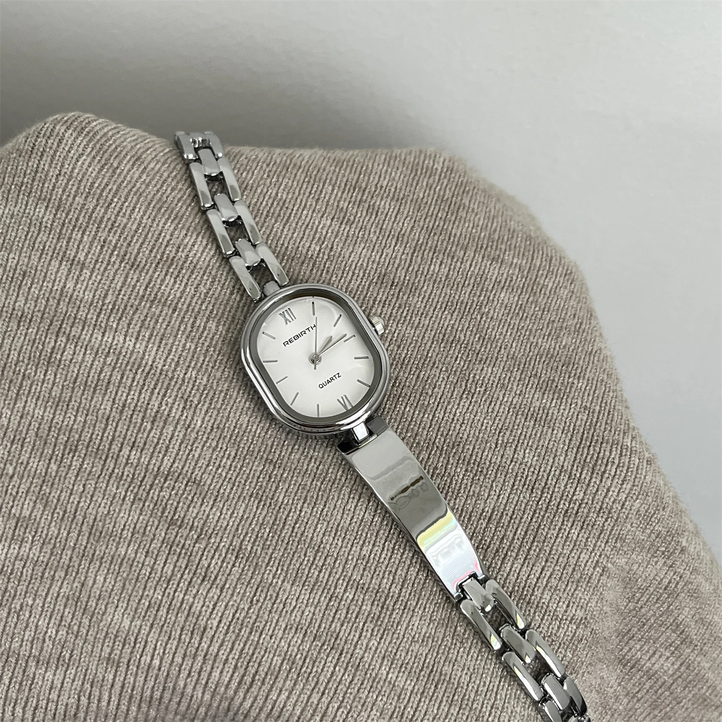 

Niche temperament ins style watch women's medieval minimalist cold wind square oval women's watch