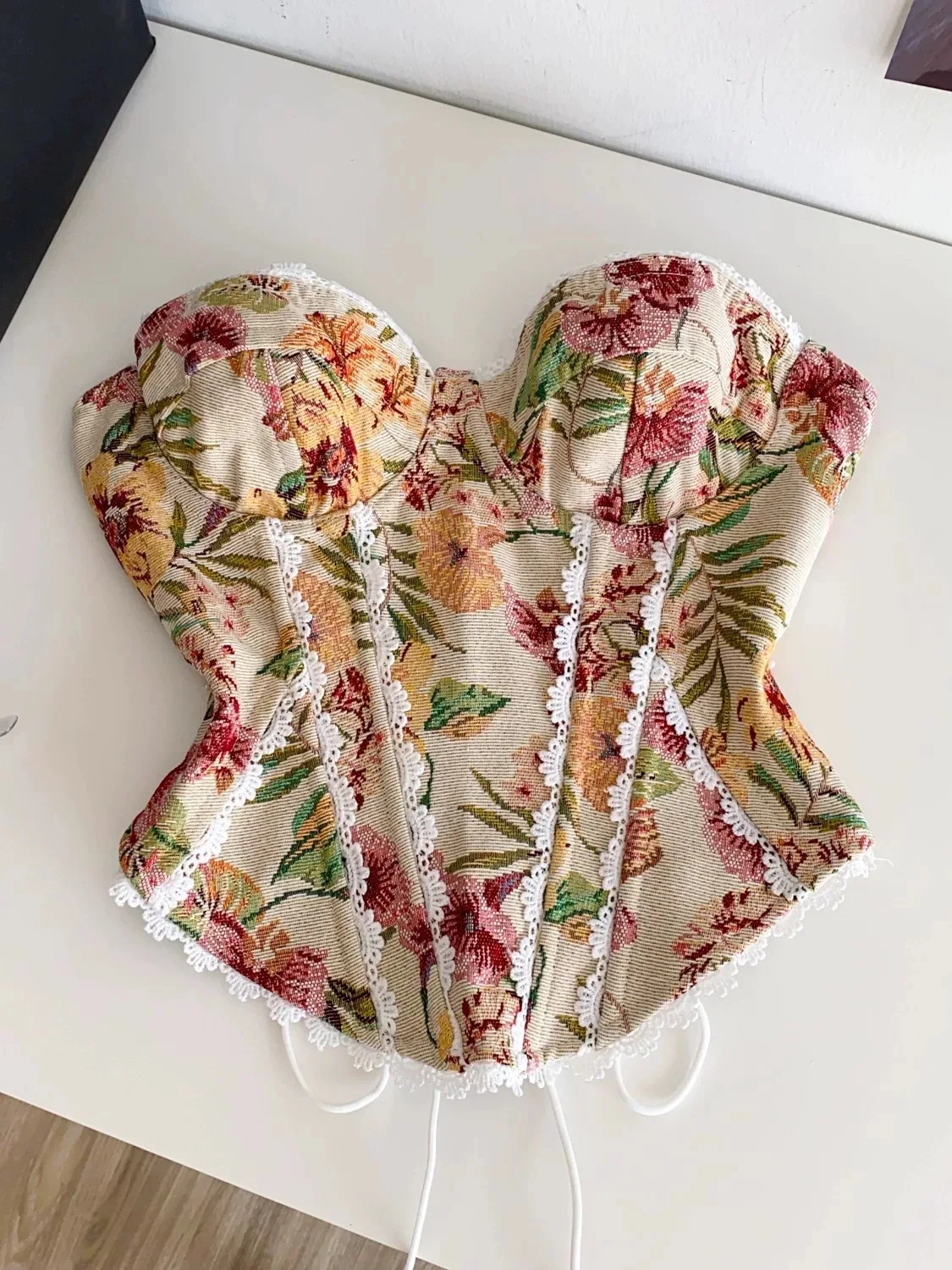 

Vintage palace-style lace corset, elegant high-end floral fashion bodysuit, perfect for tea parties and evening wear.