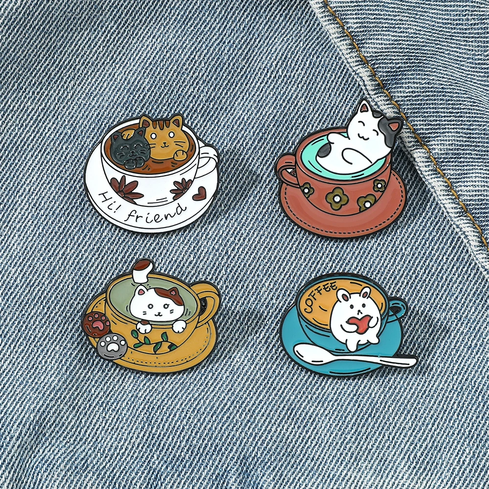 Cartoon Cat Cup Spille smaltate Gatti personalizzati Caffè Spille animali per bambini Amici Borsa Vestiti Spilla Gattino Distintivo Gioielli Regalo