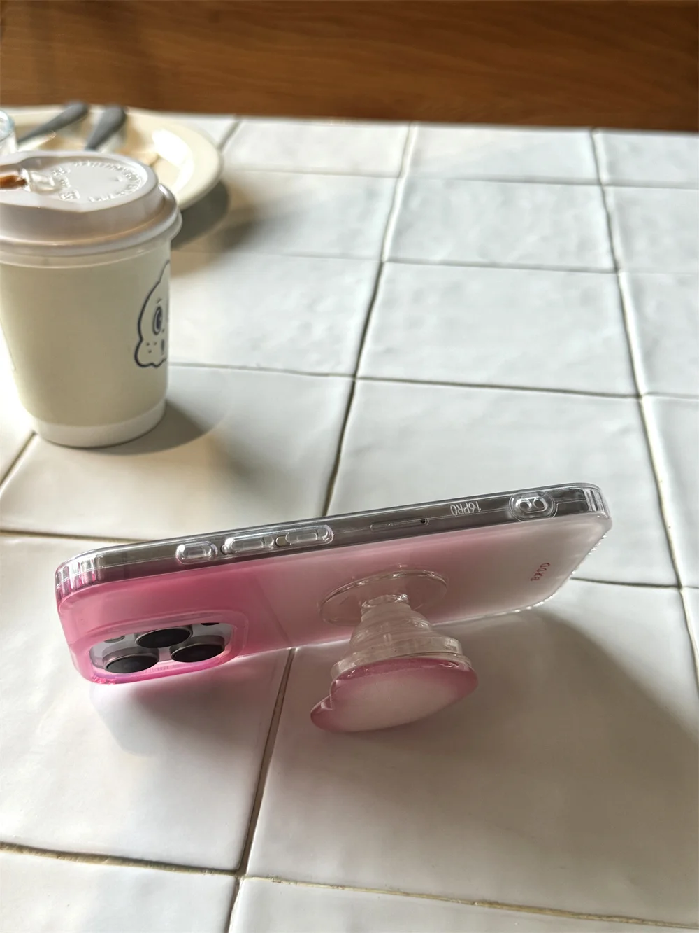 Różowe etui na telefon w kształcie serca z gradientem, pasujące do iPhone 16 Pro 15 14 13 Pro Max, z podstawką i bransoletką, pasujące do Magsa.