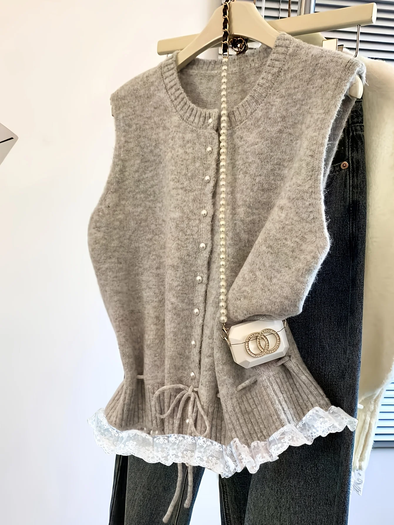 

Элегантный женский вязаный жилет без рукавов с кружевной отделкой, на пуговицах, с завязками на талии, повседневный топ-майка