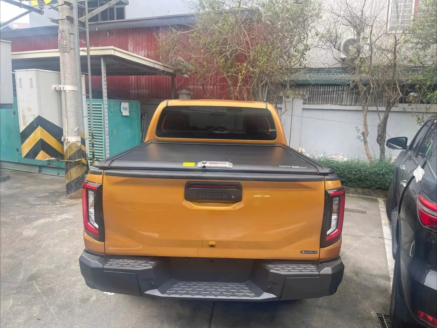 BESTWYLL Customized Aluminum Bed Rack Pickup Lockable Retractable Tonneau Cover Truck Bed Cover Hilux Travo 2026 Cover NK11G