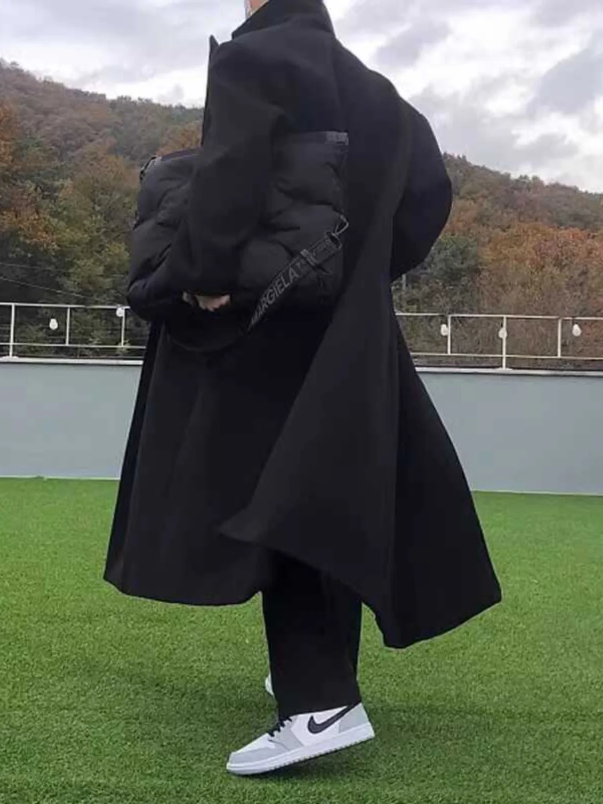 

Мужское пальто-пикоут из шерстяной смеси на молнии спереди: простое, базовое, незаменимое, универсальное, нейтральное.