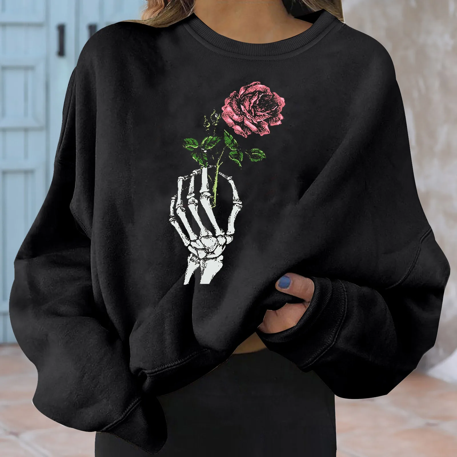 Sudadera con capucha de gran tamaño para mujer, sudadera con estampado de manos de esqueleto y rosas, sin capucha, cuello redondo, manga larga, sudaderas con capucha para Halloween, Jersey deportivo