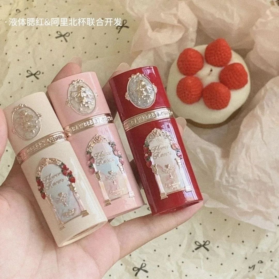 Flower Knows Fard alla fragola Rosa liquida Polvere a bassa saturazione Fard Mousse Matte Rouge naturale Illumina il contorno delle guance del viso