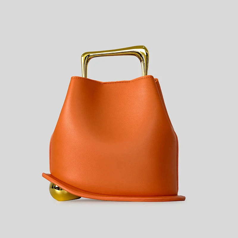 

Женская сумка-ведро нестандартной формы из металлизированной золотой кожи с золотым шариковым основанием для модных повседневных образов и прогулок