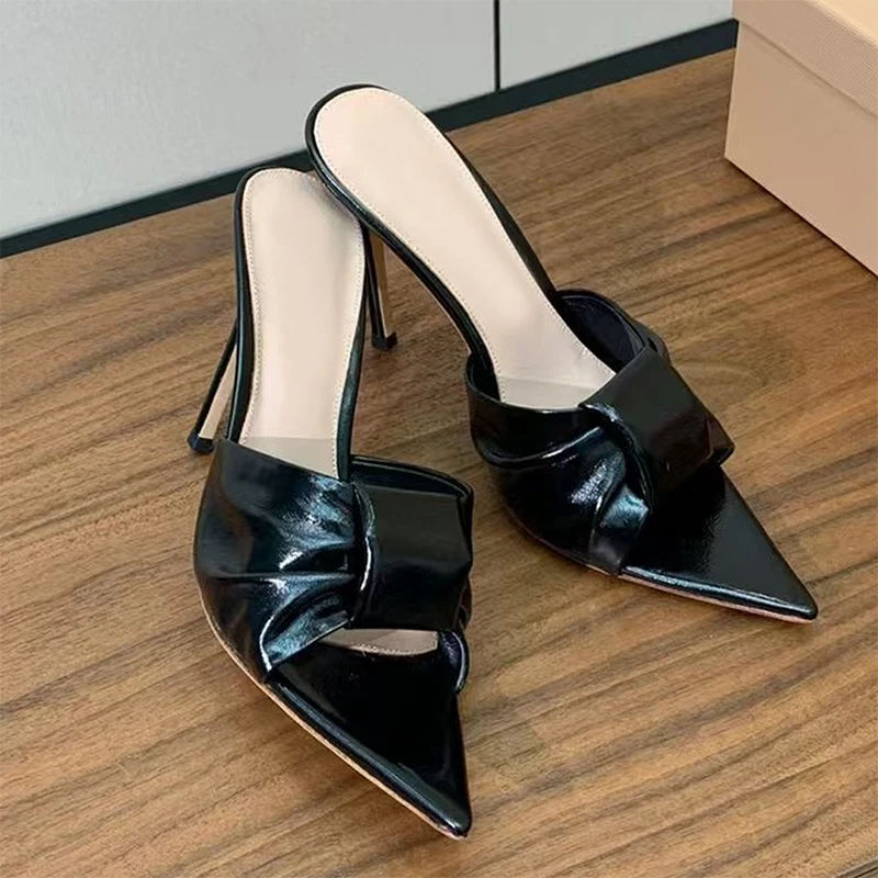 

Сексуальные тапочки на высоком каблуке, женские плиссированные летние туфли из лакированной кожи, женские шлепанцы с открытым носком и острым носком, женские сандалии на тонком каблуке