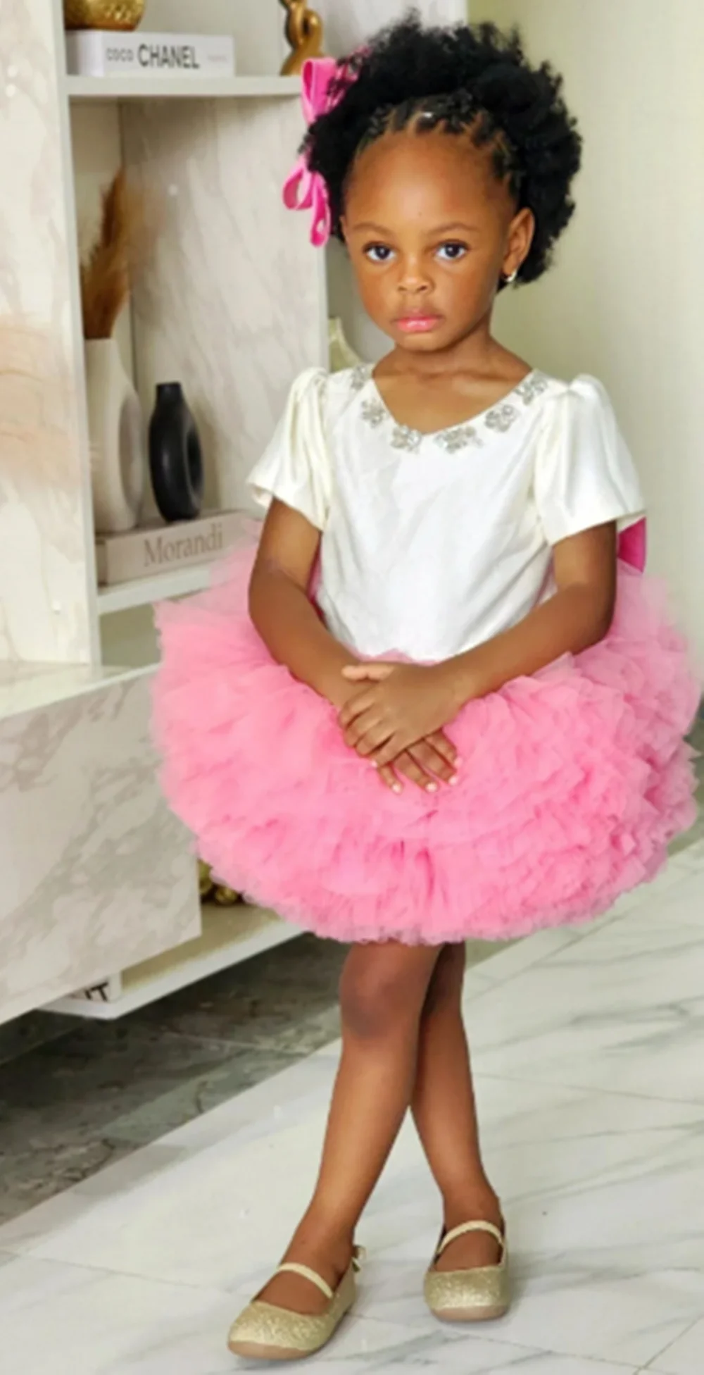 

Customized Pink Flower Girl Dresses For Wedding Crystal Tiered With Bow Puffy Kids Birthday Party First Communion Pageant Gown