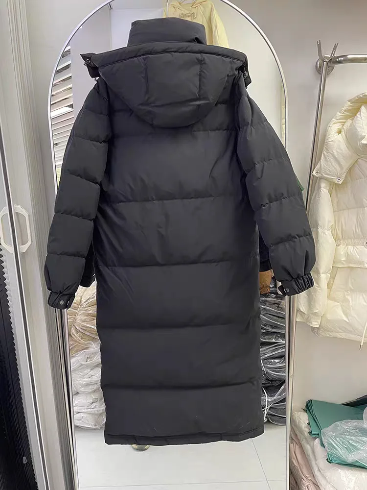 2025 Nuovo dramma cinese Piumino da donna stile lungo al ginocchio addensato piumino d'anatra bianca, abito da coppia per studenti