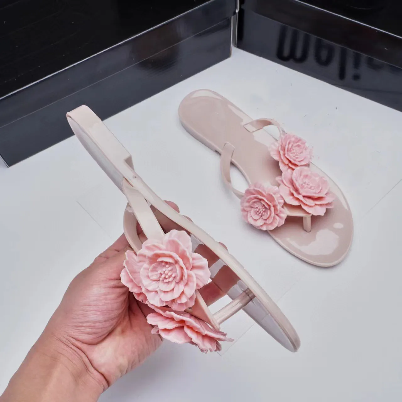 Hot Retro Fashion Summer Women Jelly Shoes Camellia flip-flops Ladies Outside Wearing Flat Beach Slippers SM233