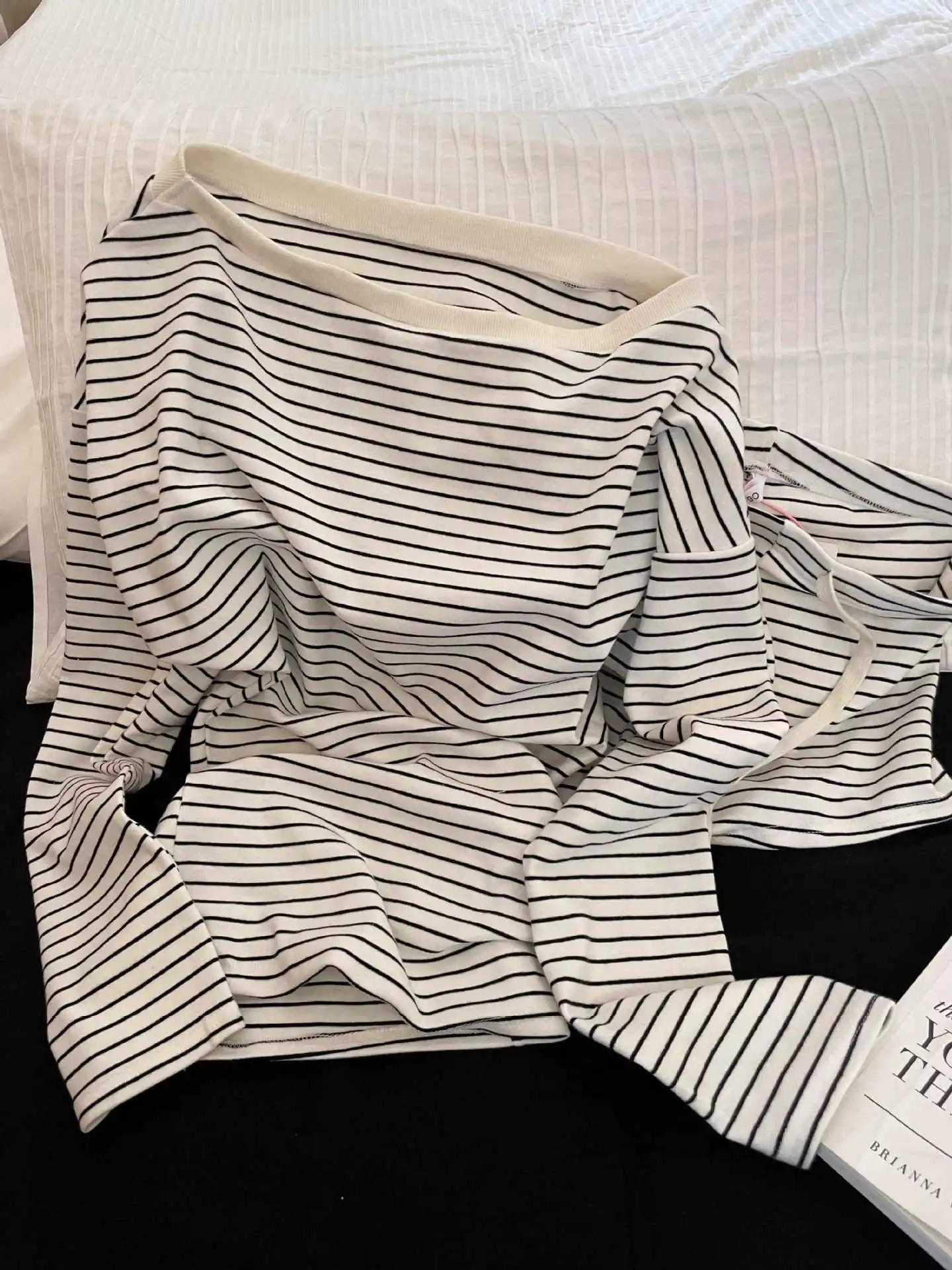 أسود أبيض مخطط خارج الكتف منامة النساء طويلة الأكمام السراويل مائل الكتف القمم كبيرة الحجم ملابس المنزل لباس خارجي مجموعة