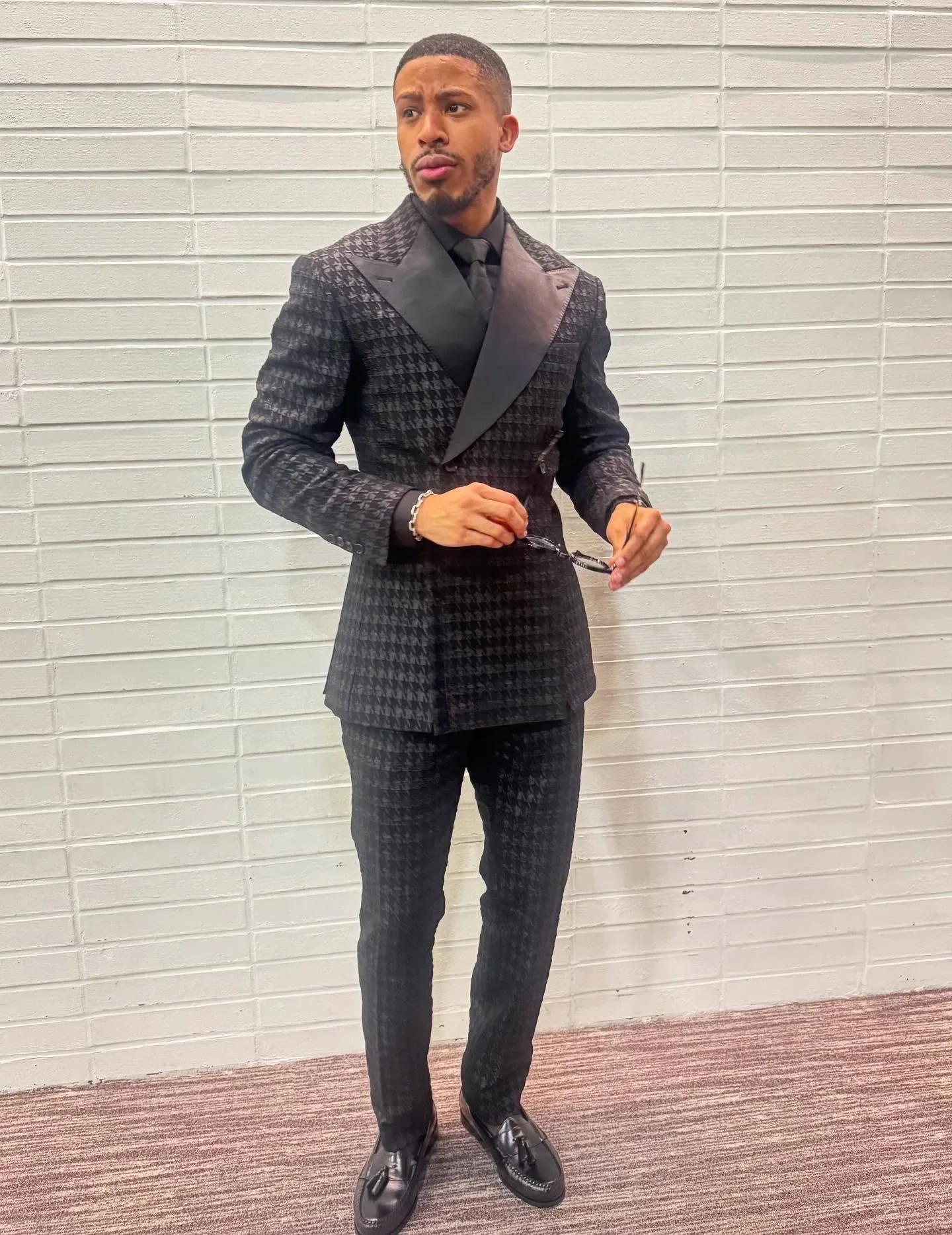 

Fashion Men Suits 2 Pcs Black Houndstooth Jacket Pants Peaked Lapel Double Breasted Groom Prom Wedding Casual Custom Dress