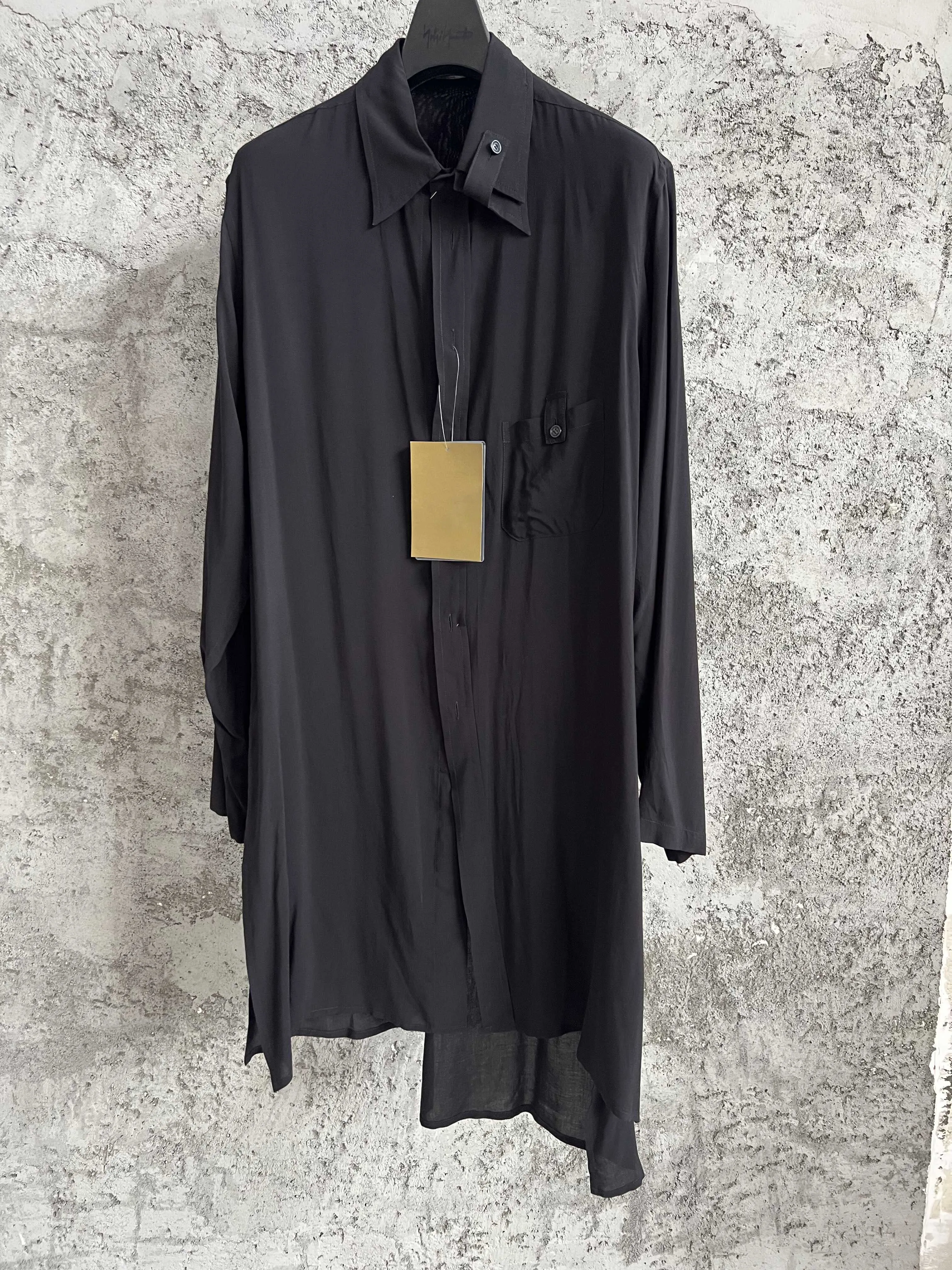 

Оригинальный дизайн, плиссированная рубашка из чистого хлопка с острым вырезом и боковым разрезом, длинная рубашка свободного стиля средней длины