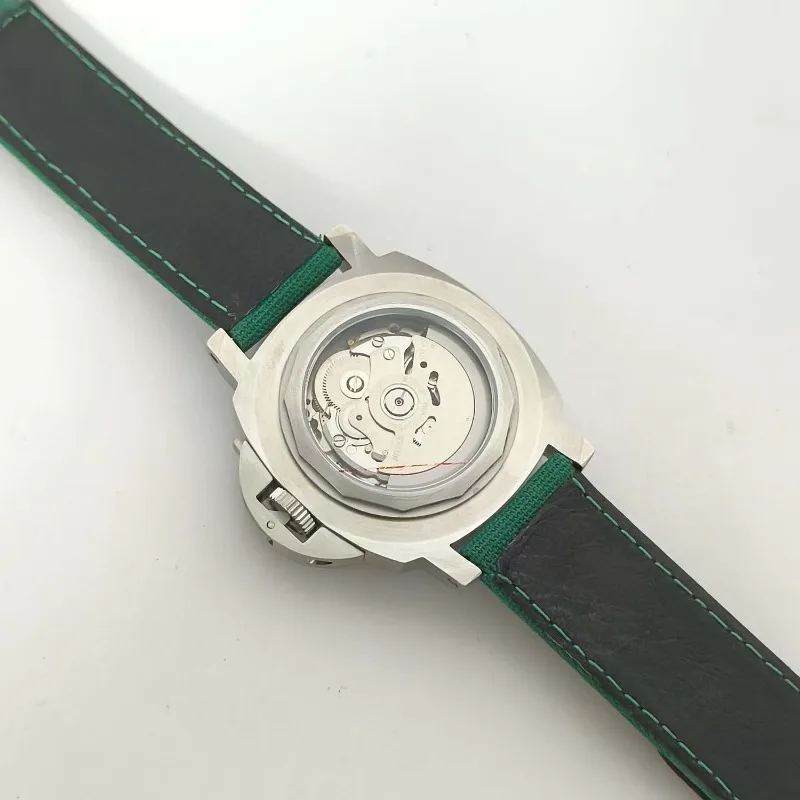 O novo relógio masculino tem uma caixa de aço inoxidável de 40 mm com mostrador de espelho mineral e fundo transparente com calibre NH35