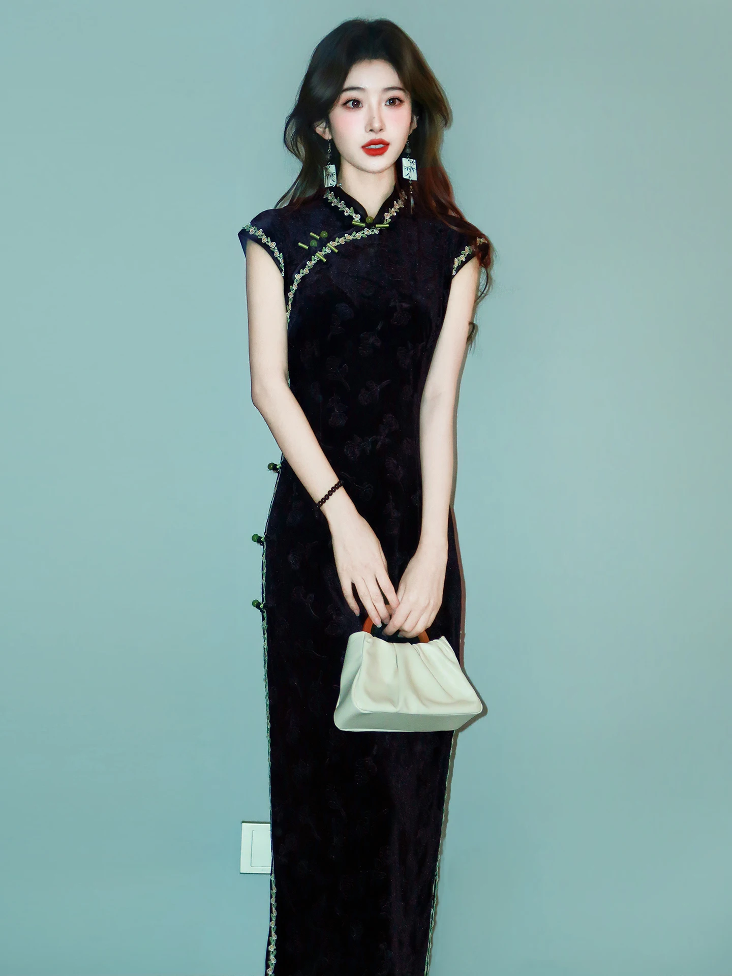 

Elegant Black Velvet Young Women's Dress Chinese Style Retro Design High Slit Short Sleeve Long Dress for Daily Wear