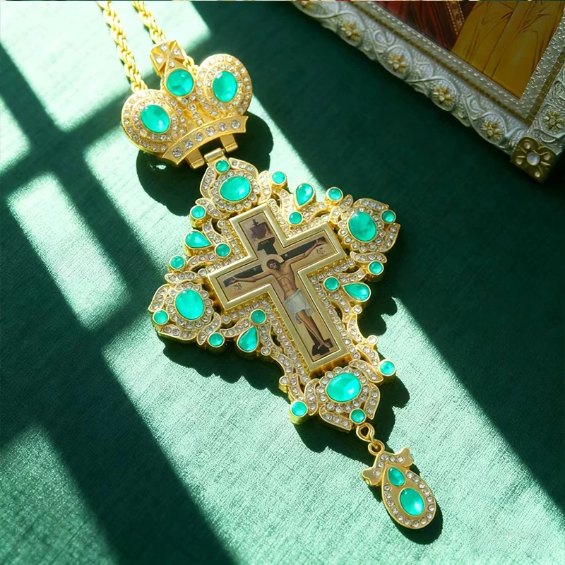 Vergoldetes Orthodoxes Brustkreuz mit blauer Kristalleinlage und Kruzifix-Ikone, Hochwertiger liturgischer Schmuck für Priester in der Kirche – Detail 4