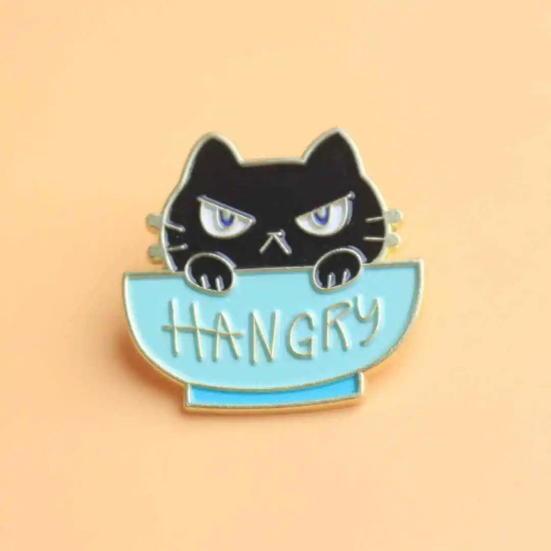 دبوس المينا للقطط الغاضبة - تصميم قطة كرتونية باللونين الأزرق والأبيض مع نص "HANGRY".