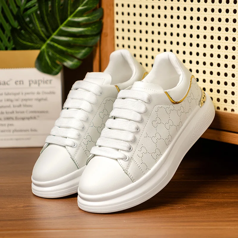 2025 Zapatillas de deporte blancas transpirables para hombre: zapatos casuales de lona bajos para uso diario