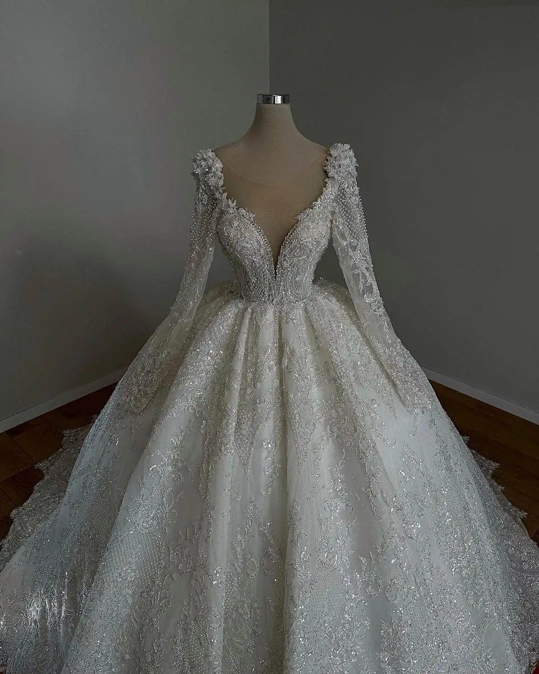 Exquisite Ballkleider, Applikationen, Perlen, Perlen, Pailletten, O-Ausschnitt, Hochzeitskleid, individuelle Falten, Sweep-Zug, Pailletten-Brautkleider