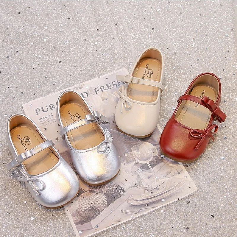 

Детские милые милые кожаные туфли2026, новая корейская версия, дорожная обувь на плоской подошве для девочек, модная нескользящая универсальная кожаная обувь с бантом для кампуса для девочек