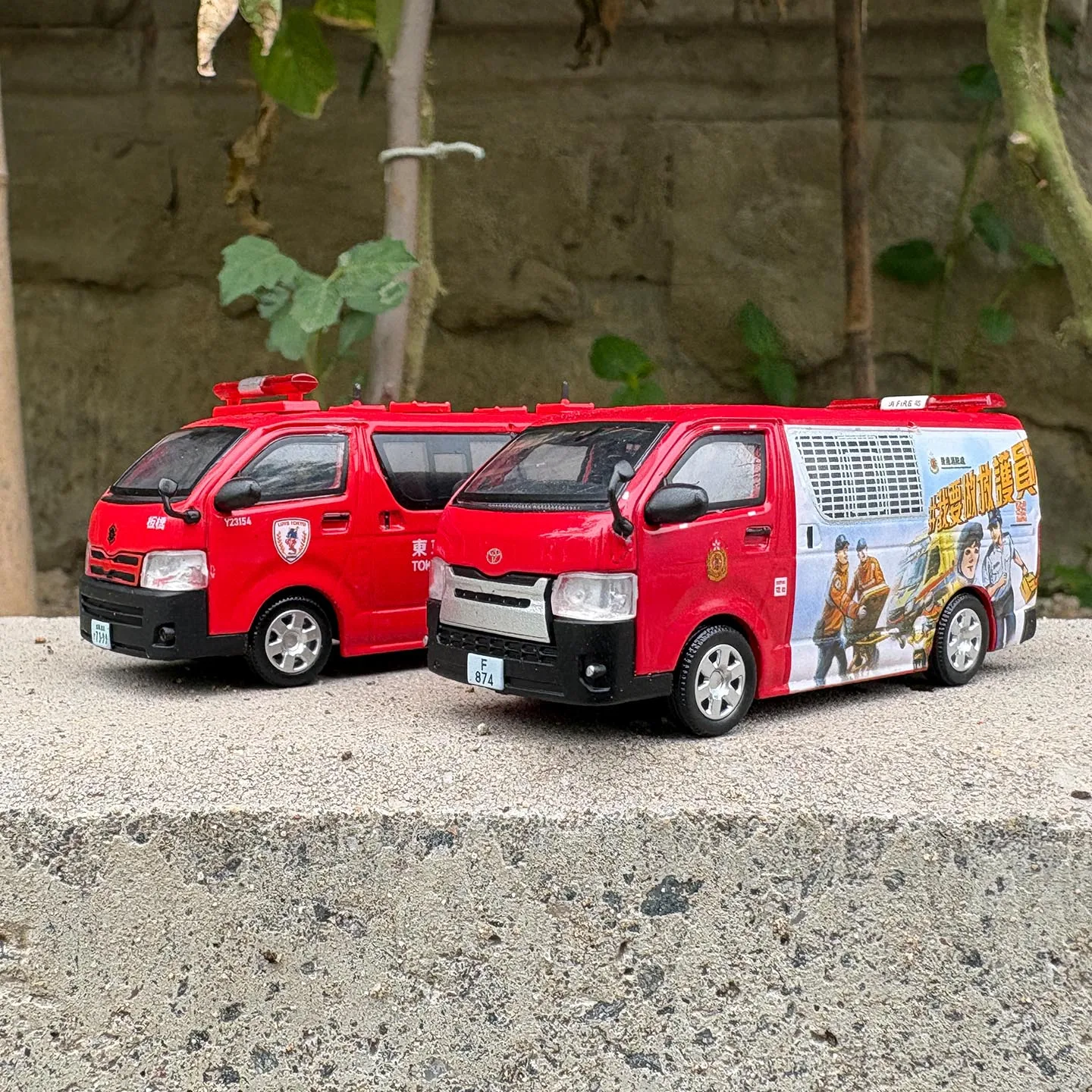 Diecast Super Hobby 1:64 Scale Toyota Hiace Tokyo Fire Department Paint Job Red Alloy Car Model