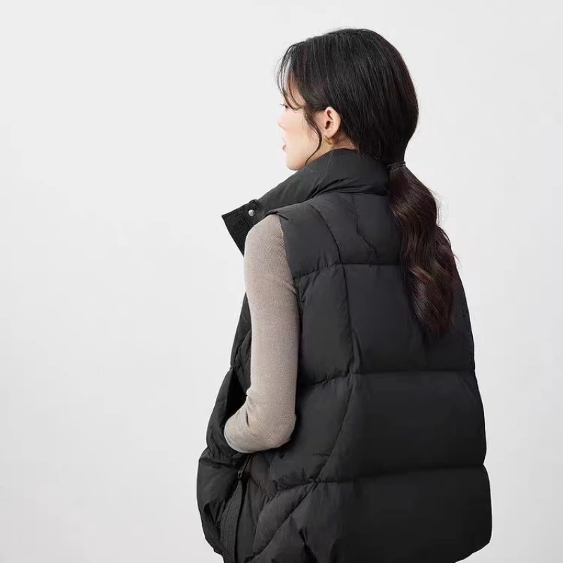 La versione coreana della moda piumino da donna indossa un nuovo gilet termico leggero con streamer triangolare in piuma d'anatra bianca