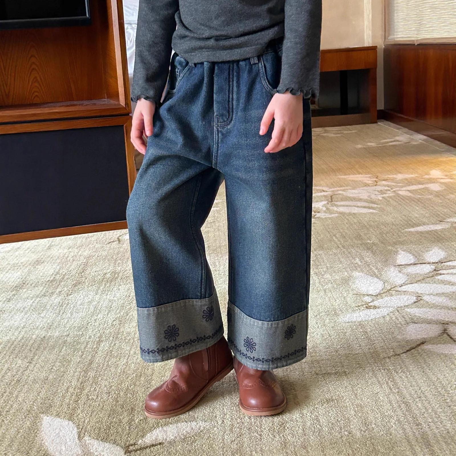 

Girls Pants 2025 Winter New Style with Velvet Stitching Embroidery Straight Leg Wide Leg and Ankle Stitching Denim Pants