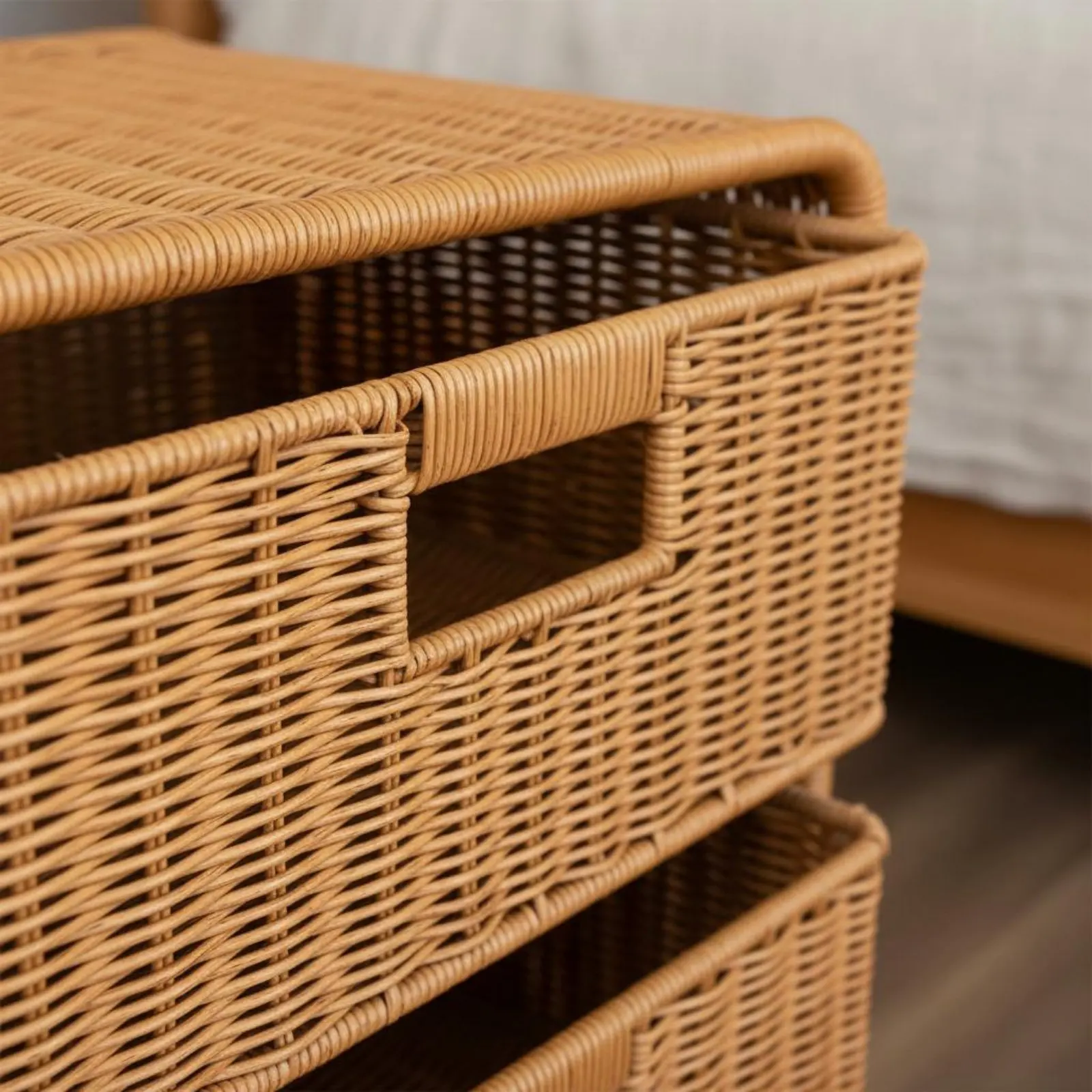 

Wicker Design Bedside Table Handmade 3-Drawer Faux Rattan Cabinet 3-Tier Woven Storage Organizer Removable Baskets for Bathroom