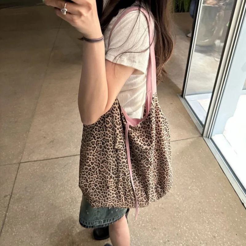 Bolso de mano con estampado de leopardo para mujer, bandolera de lona de doble cara, moda coreana, primavera y verano, novedad de 2024